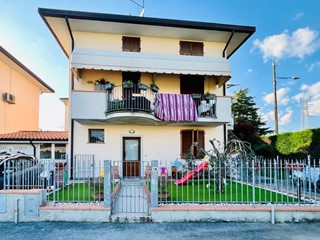 Trilocale in Vendita a Lucca, zona San Pietro a Vico, 149'000&euro;, 63 m², con Box