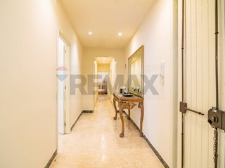 Appartamento in Vendita a Catania, 360'000&euro;, 200 m²