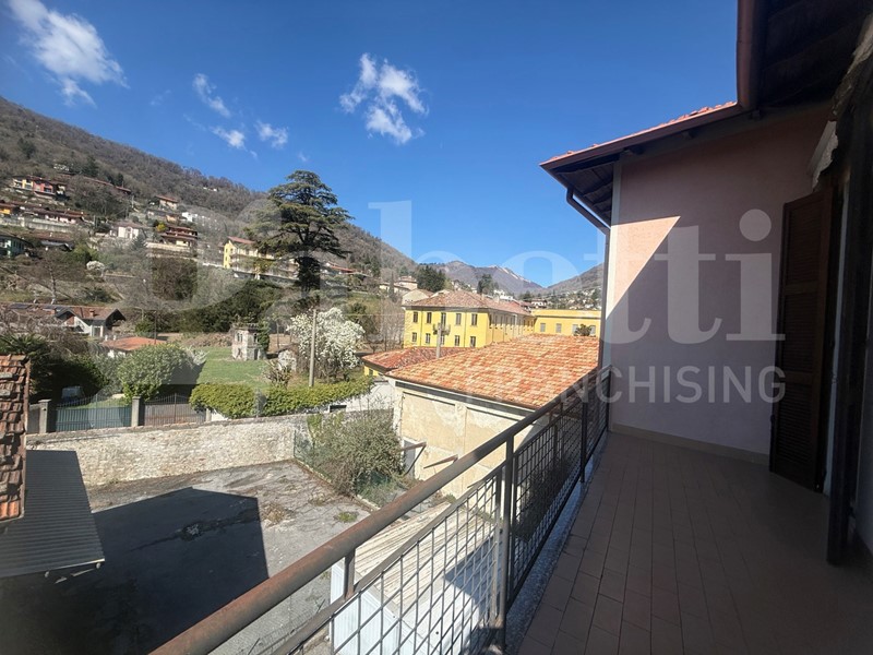 Quadrilocale in Vendita a Canzo, 125'000&euro;, 120 m², con Box