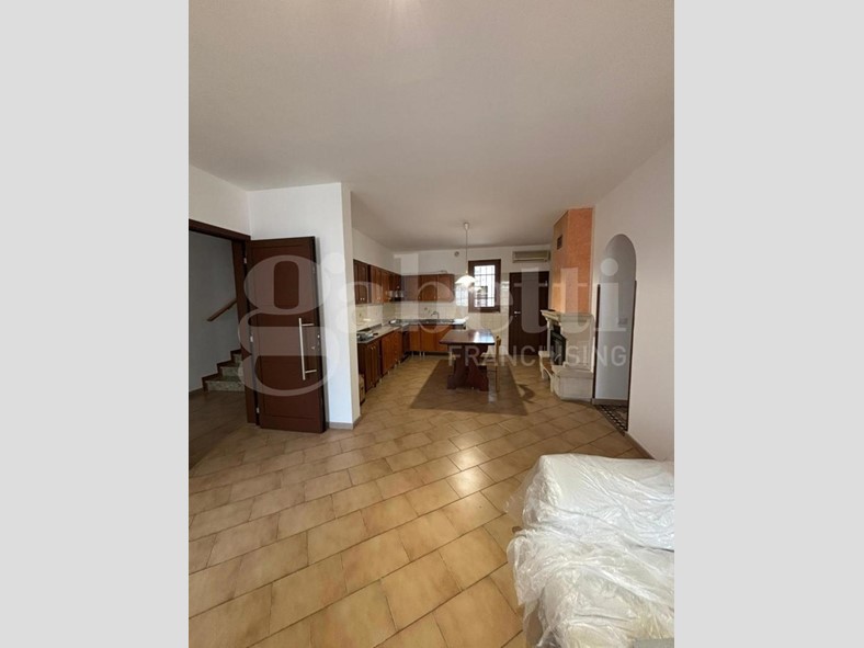 Quadrilocale in Affitto a Valvasone Arzene, 750&euro;, 75 m², arredato