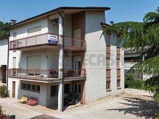 Appartamento in Vendita a Valdagno, zona COMODA AL CENTRO, 180'000&euro;, 172 m², con Box