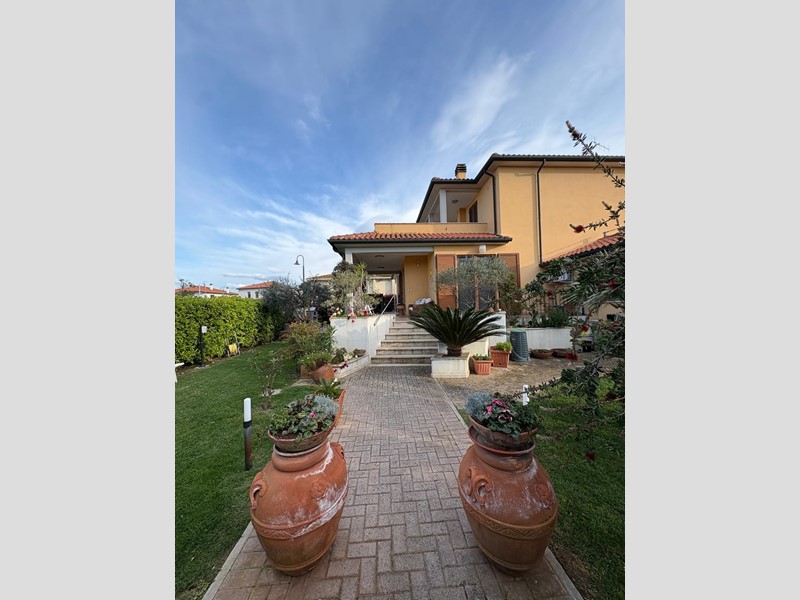 Quadrilocale in Vendita a Campiglia Marittima, zona Venturina Terme, 268'000&euro;, 68 m², arredato, con Box