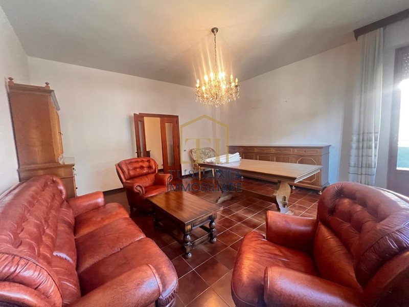 Appartamento in Vendita a Poggibonsi, 250'000&euro;, 125 m², con Box