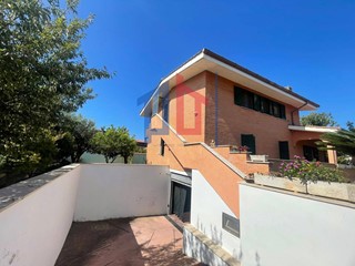 Quadrilocale in Vendita a Pomezia, 189'000&euro;, 105 m²