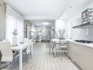 Appartamento in Vendita a San Giovanni la Punta, 189'000&euro;, 130 m²