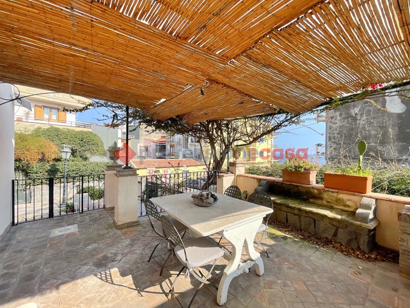 Trilocale in Vendita a Aci Castello, 350'000&euro;, 85 m², arredato