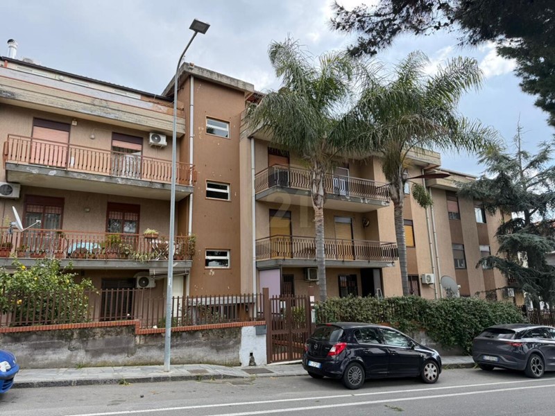 Trilocale in Vendita a Belpasso, zona Borrello, 108'000&euro;, 106 m², arredato