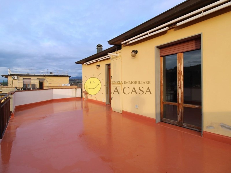 Attico in Vendita a Figline e Incisa Valdarno, 240'000&euro;, 145 m², arredato, con Box