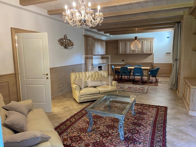 Trilocale in Vendita a Desenzano del Garda, 350'000&euro;, 146 m²