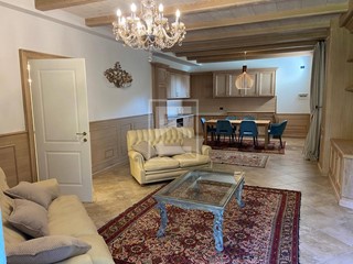 Trilocale in Vendita a Desenzano del Garda, 350'000&euro;, 146 m²