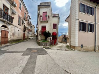 Quadrilocale in Vendita a Vairano Patenora, 110'000&euro;, 147 m²