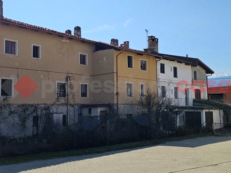 Appartamento in Vendita a Pinerolo, 49'000&euro;, 150 m²