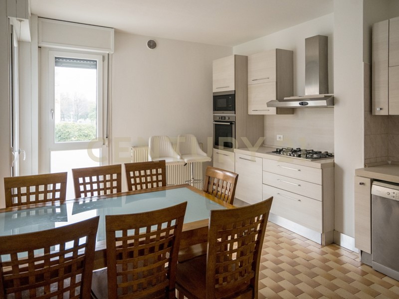 Appartamento in Vendita a Verona, 220'000&euro;, 145 m², con Box