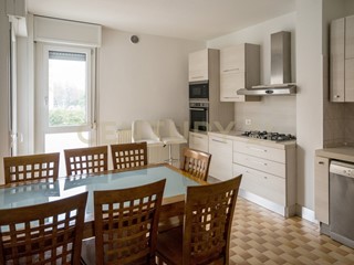 Appartamento in Vendita a Verona, 220'000&euro;, 145 m², con Box