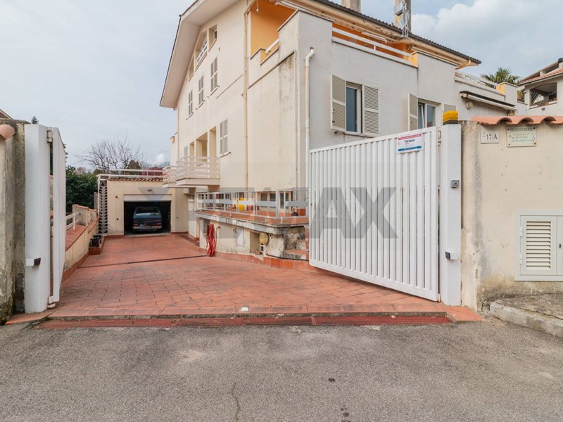 Quadrilocale in Vendita a Canino, 75'000&euro;, 127 m², con Box