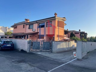 Trilocale in Vendita a Pomezia, 130'000&euro;, 65 m²