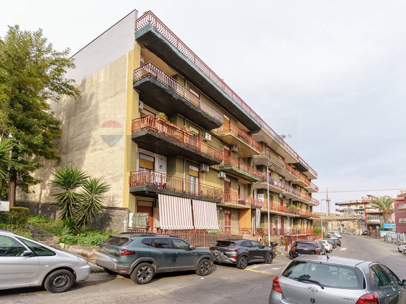 Appartamento in Vendita a Aci Catena, 105'000&euro;, 129 m²