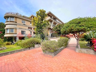 Quadrilocale in Vendita a Aci Castello, 390'000&euro;, 150 m², con Box