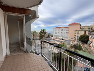Trilocale in Vendita a Sanremo, 270'000&euro;, 81 m²
