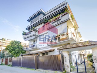 Attico in Vendita a Roma, 390'000&euro;, 129 m²