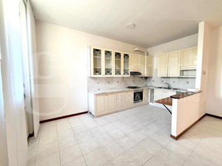 Trilocale in Vendita a Cuggiono, 148'000&euro;, 85 m², con Box