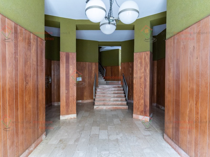 Appartamento in Vendita a Siracusa, zona Teocrito San Giovanni, 108'000&euro;, 151 m²
