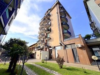Bilocale in Vendita a Inveruno, 78'000&euro;, 70 m², con Box