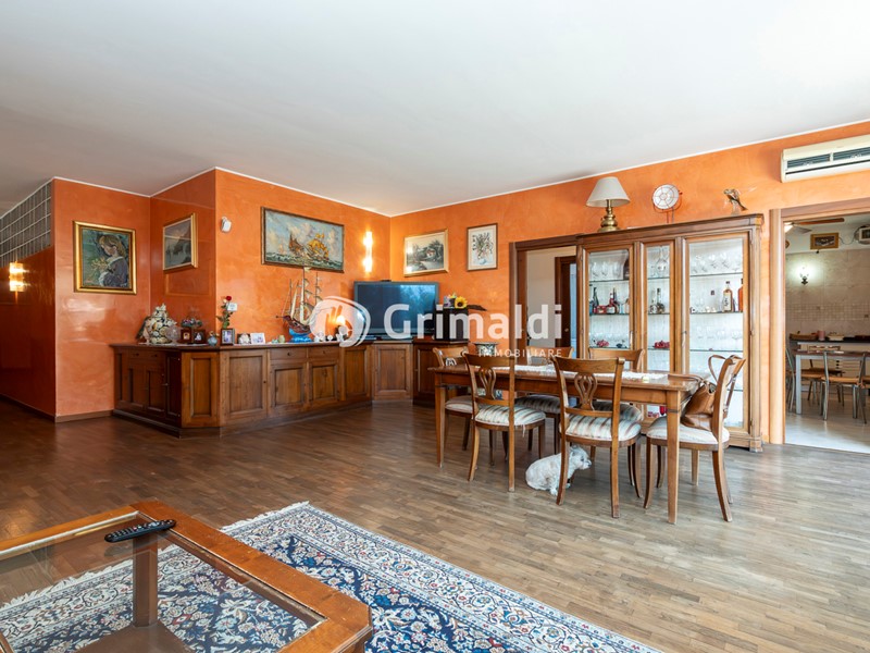 Quadrilocale in Vendita a Nova Milanese, 650'000&euro;, 269 m², con Box