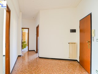 Appartamento in Vendita a Savona, zona Zinola, 140'000&euro;, 93 m²