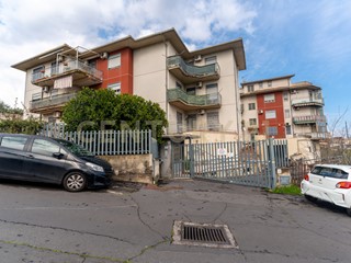 Trilocale in Vendita a Catania, 119'000&euro;, 81 m², con Box