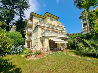 Appartamento in Vendita a Bordighera, 850'000&euro;, 161 m², con Box