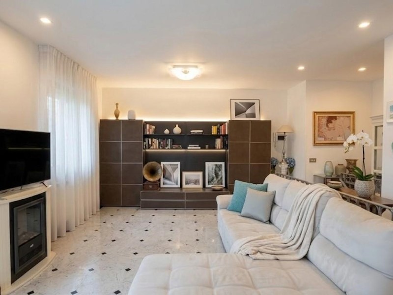 Appartamento in Vendita a Carrara, zona Marina di Carrara, 359'000&euro;, 125 m², arredato