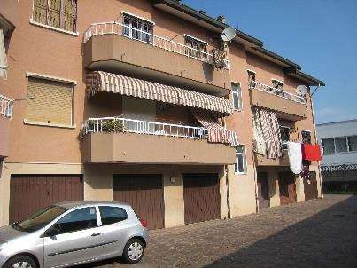 Appartamento in Vendita a Seregno, 95'000&euro;, 106 m², con Box