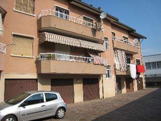 Appartamento in Vendita a Seregno, 95'000&euro;, 106 m², con Box