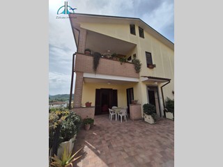 Quadrilocale in Vendita a Fara in Sabina, 149'000&euro;, 90 m²