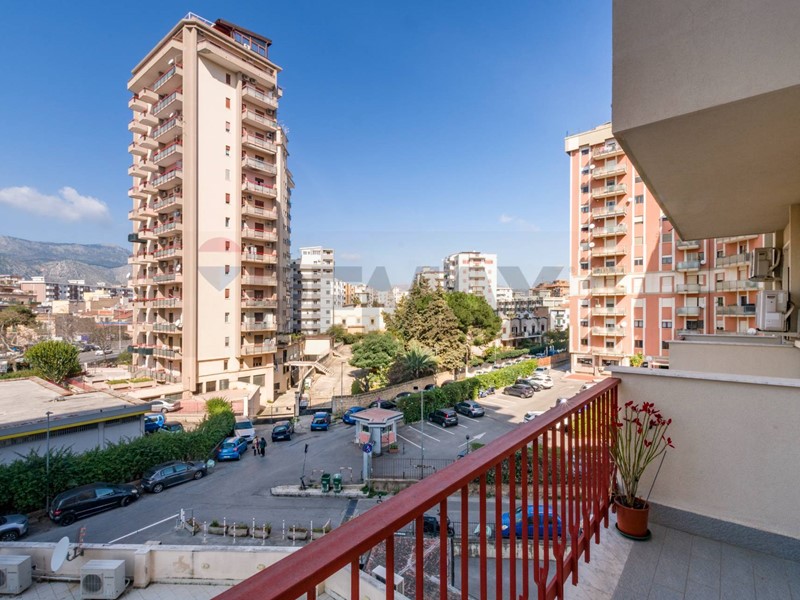 Appartamento in Affitto a Palermo, 800&euro;, 119 m²