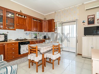 Appartamento in Vendita a Catania, 75'000&euro;, 90 m²