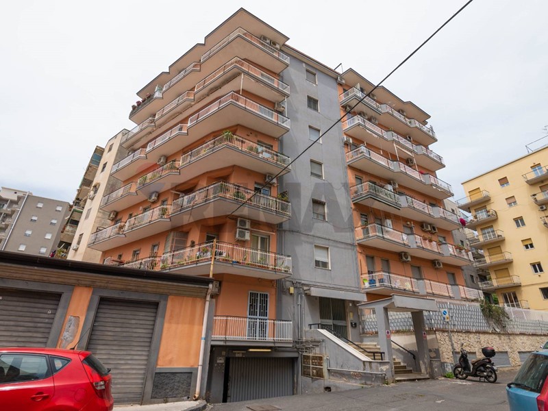 Appartamento in Affitto a Catania, 750&euro;, 140 m²