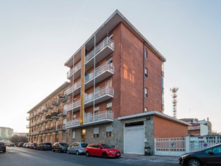 Trilocale in Vendita a Torino, zona Mirafiori, 109'000&euro;, 74 m², con Box