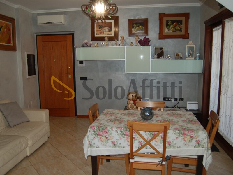 Quadrilocale in Affitto a Roma, zona Finocchio-Torre Gaia-Grotte Celoni-Torre Angela, 750&euro;, 70 m²