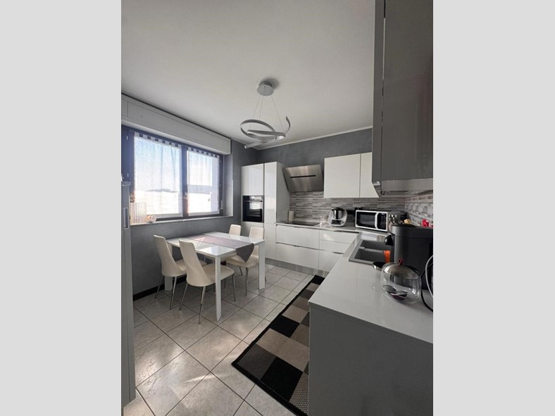 Appartamento in Vendita a Grugliasco, 290'000&euro;, 100 m², con Box