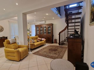 Attico in Vendita a Viareggio, 395'000&euro;, 153 m²
