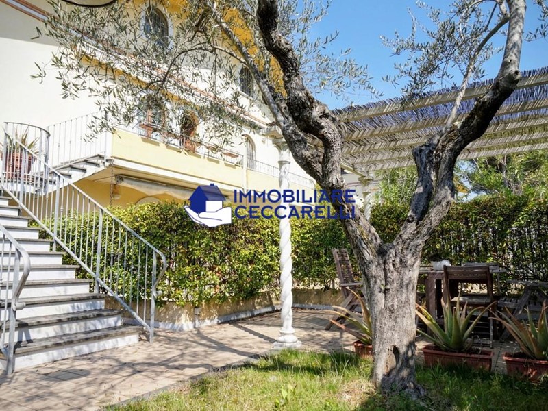 Appartamento in Vendita a Massa, zona Ronchi, 495'000&euro;, 100 m², arredato