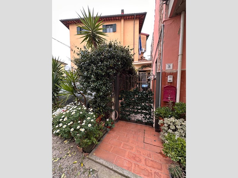 Appartamento in Vendita a Calcinaia, zona Fornacette, 155'000&euro;, 160 m²