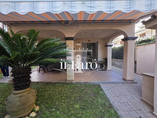 Trilocale in Vendita a Montignoso, zona Cinquale, 260'000&euro;, 55 m²