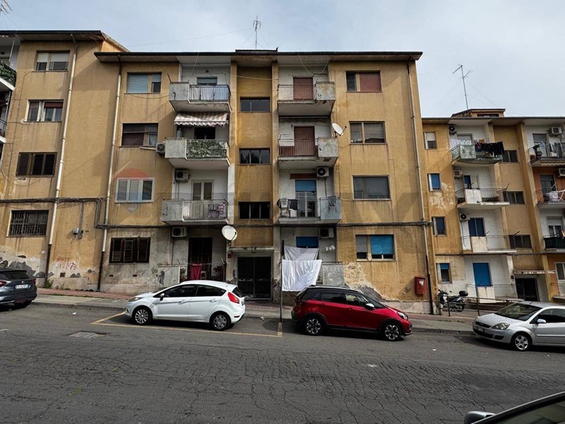 Appartamento in Vendita a Catania, 48'000&euro;, 93 m²