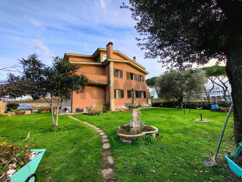 Trilocale in Vendita a Roma, 260'000&euro;, 115 m²