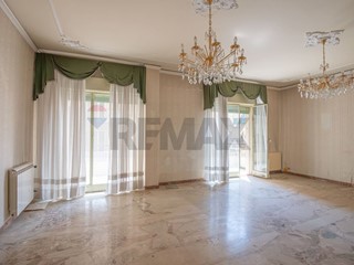Appartamento in Vendita a Caltagirone, 120'000&euro;, 215 m²