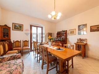 Appartamento in Vendita a Laterina Pergine Valdarno, 205'000&euro;, 183 m²