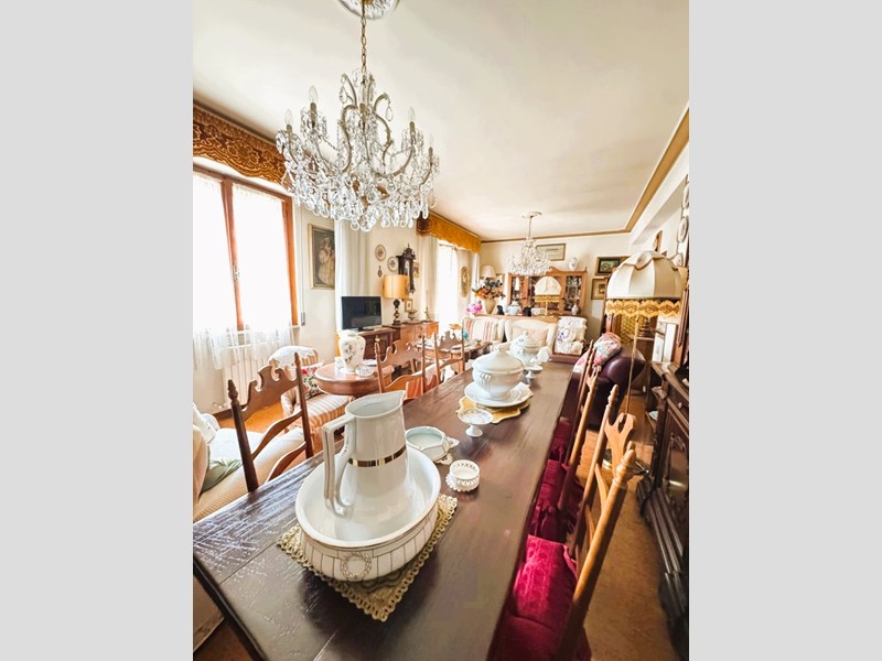 Appartamento in Vendita a Arezzo, 260'000&euro;, 198 m², con Box